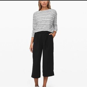 Lululemon noir crop black pants. With beautiful belt.